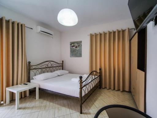 Vironas Hotel Himare Eksteriør bilde