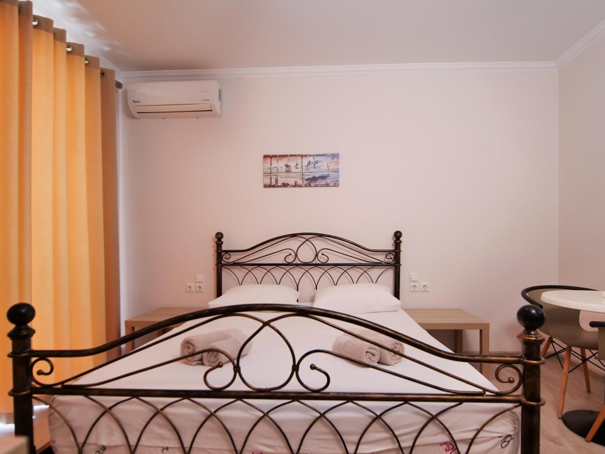 Vironas Hotel Himare Eksteriør bilde